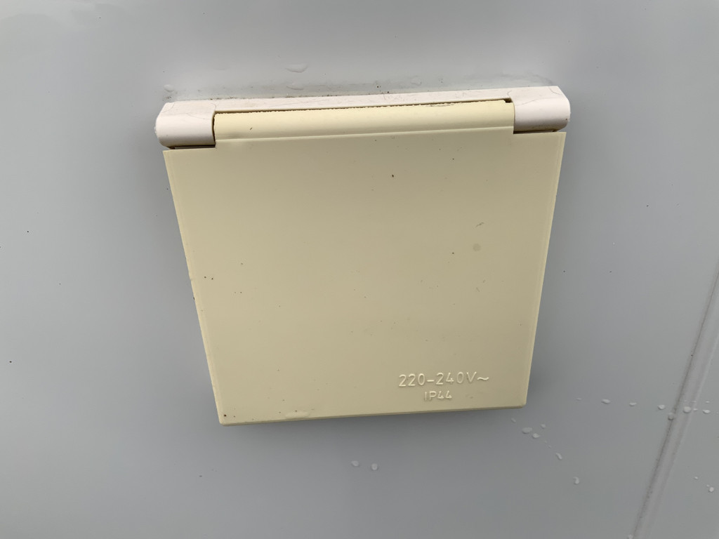 44399024-6.jpg
